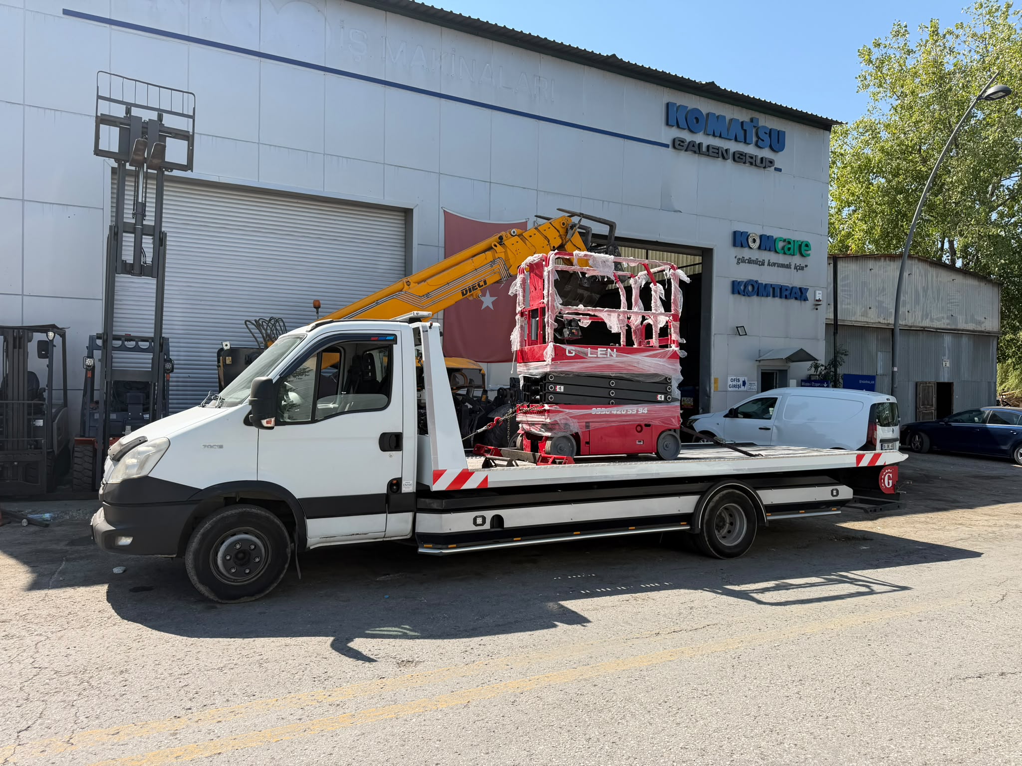 Kayar kasa platformda taşınan makaslı manlift — Ankara manlift taşıma